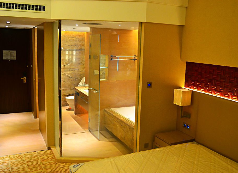 Suzhou Ri'hang Hotel 1 - on.JPG